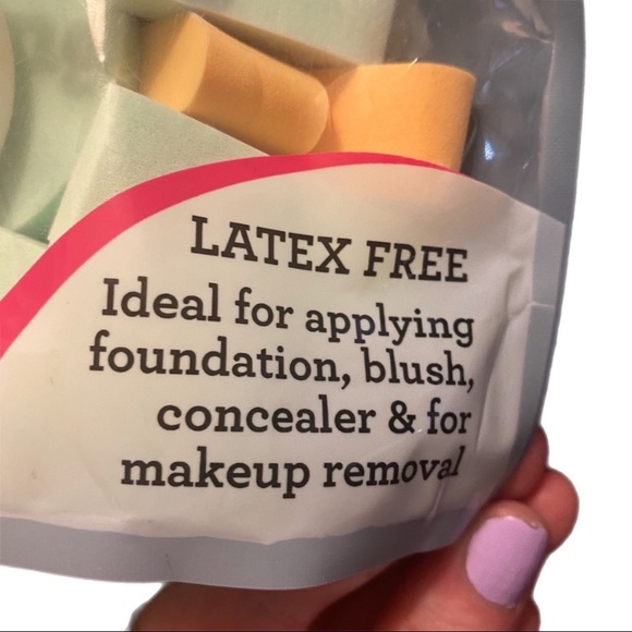 FREE W PURCHASE! NWT 32 Assorted Cosmetic Sponges & Beauty Blenders - Picture 4 of 4